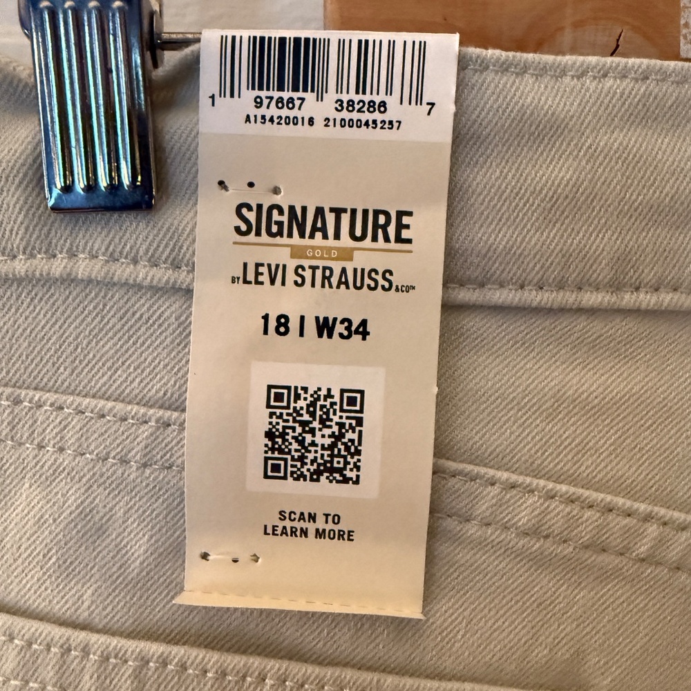 Signature by Levi Strauss & Co. Gold Label Women's Heritage High Rise 5" Shorts - Picture 4 of 5